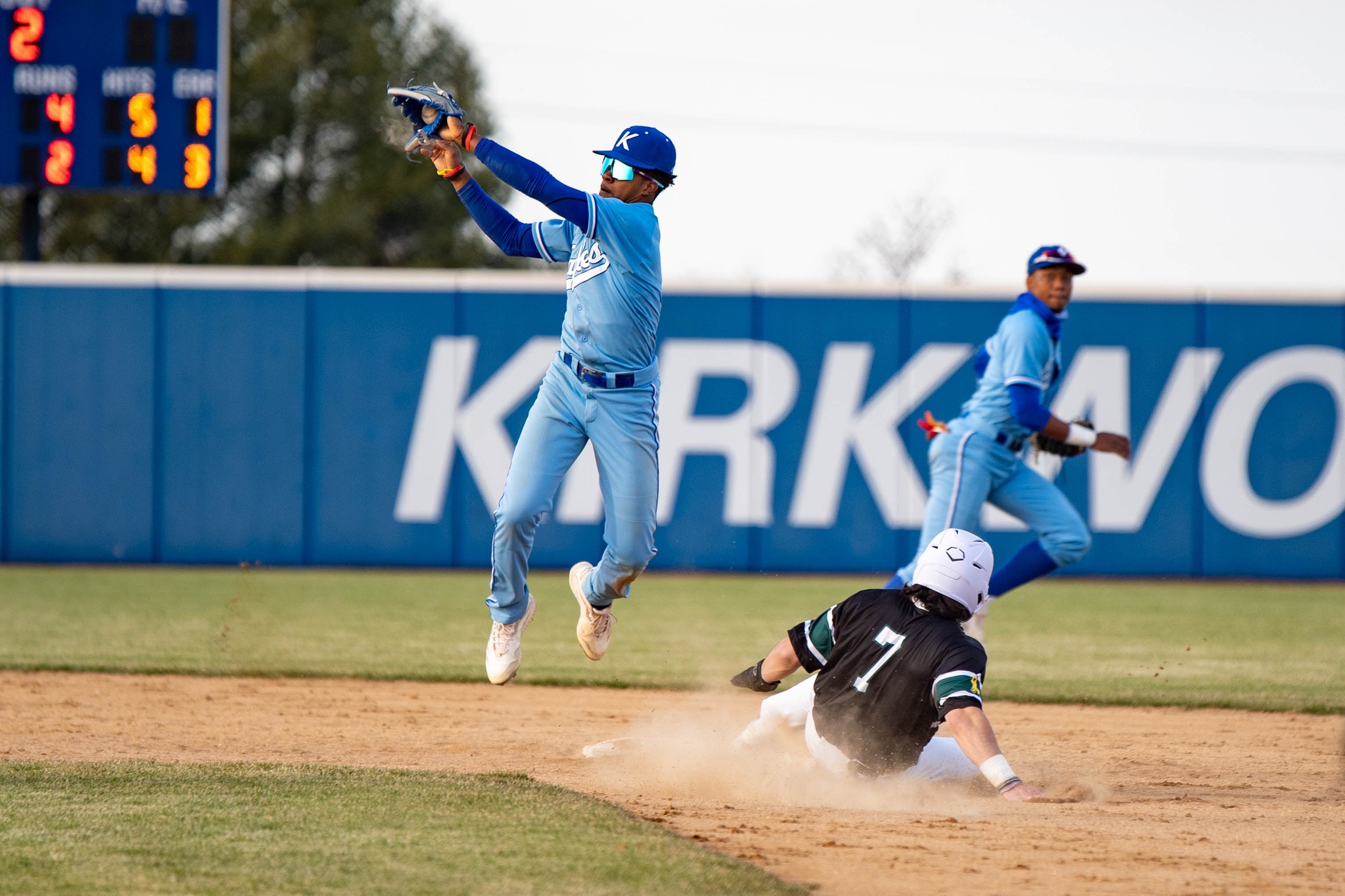 Fitzgerald swats 3 HRs as Eagles split