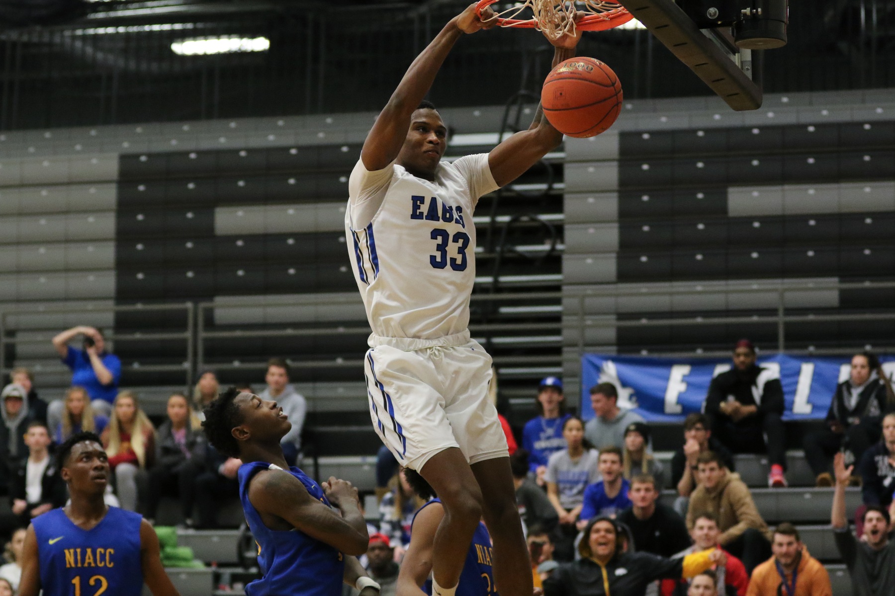 Wilson stars as No. 3 Eagles sink Lakers