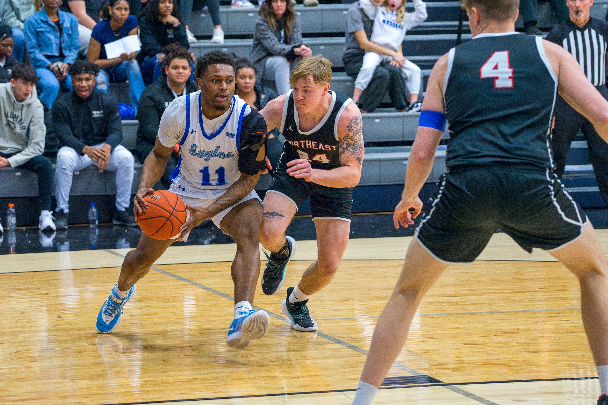 #4 Eagles Handle Business in Fort Dodge