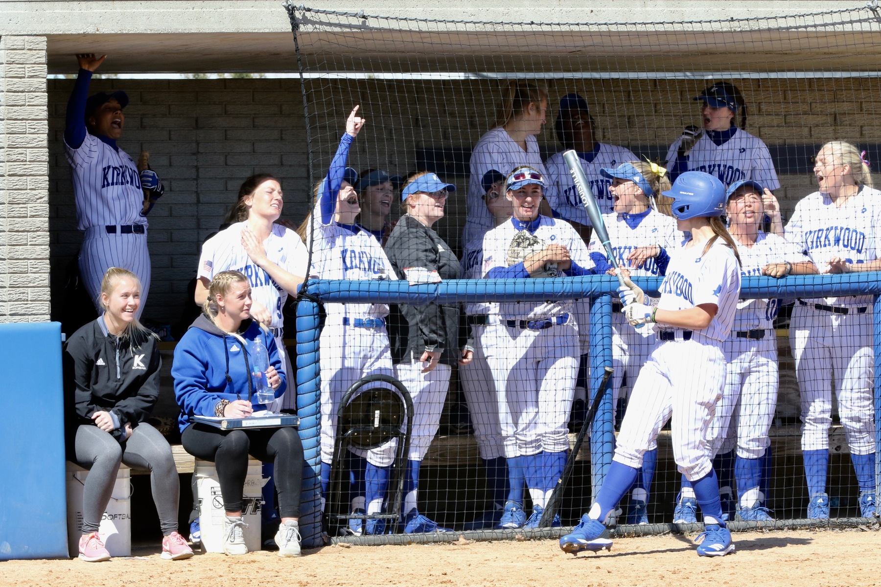 DeWitte socks 2 homers for Eagles