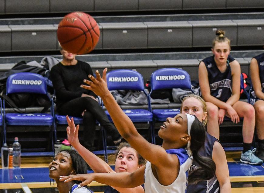 No. 10 Eagles roll by Southwestern
