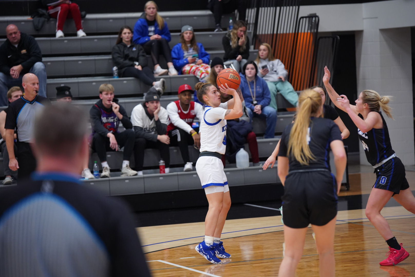 RODRIGUEZ LEADS NO.2 EAGLES IN ROMP