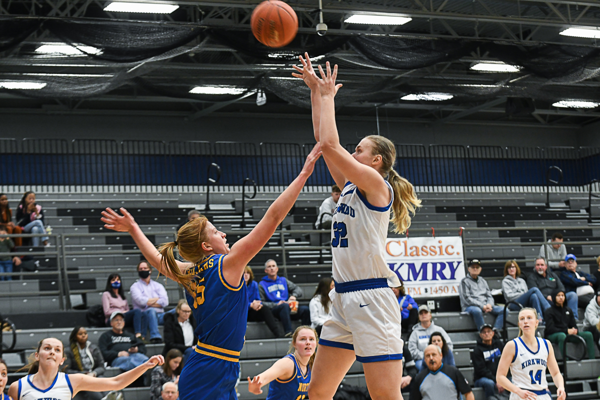 NO.2 EAGLES SLIP PAST NIACC