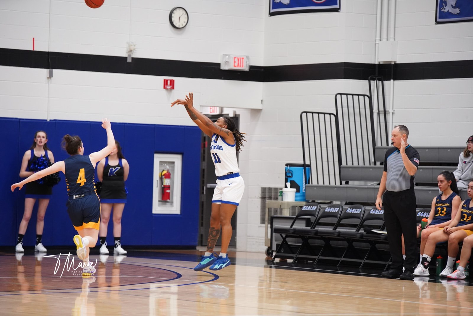NO.1 EAGLES STROLL BY MARSHALLTOWN